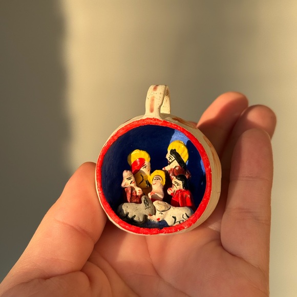 Vintage Christmas Folk Art Painted Pottery Nativity ‘Crèche’ Diorama Ornament - Picture 9 of 10